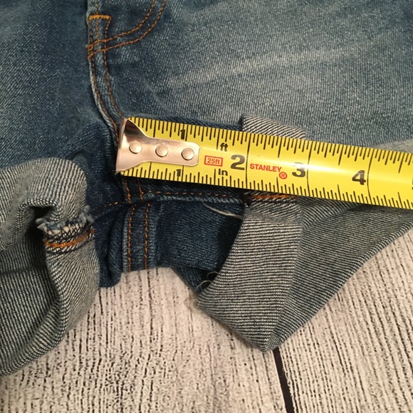 Levi’s Women’s High Waisted Medium Wash Shorts size 26 - Picture 5 of 9